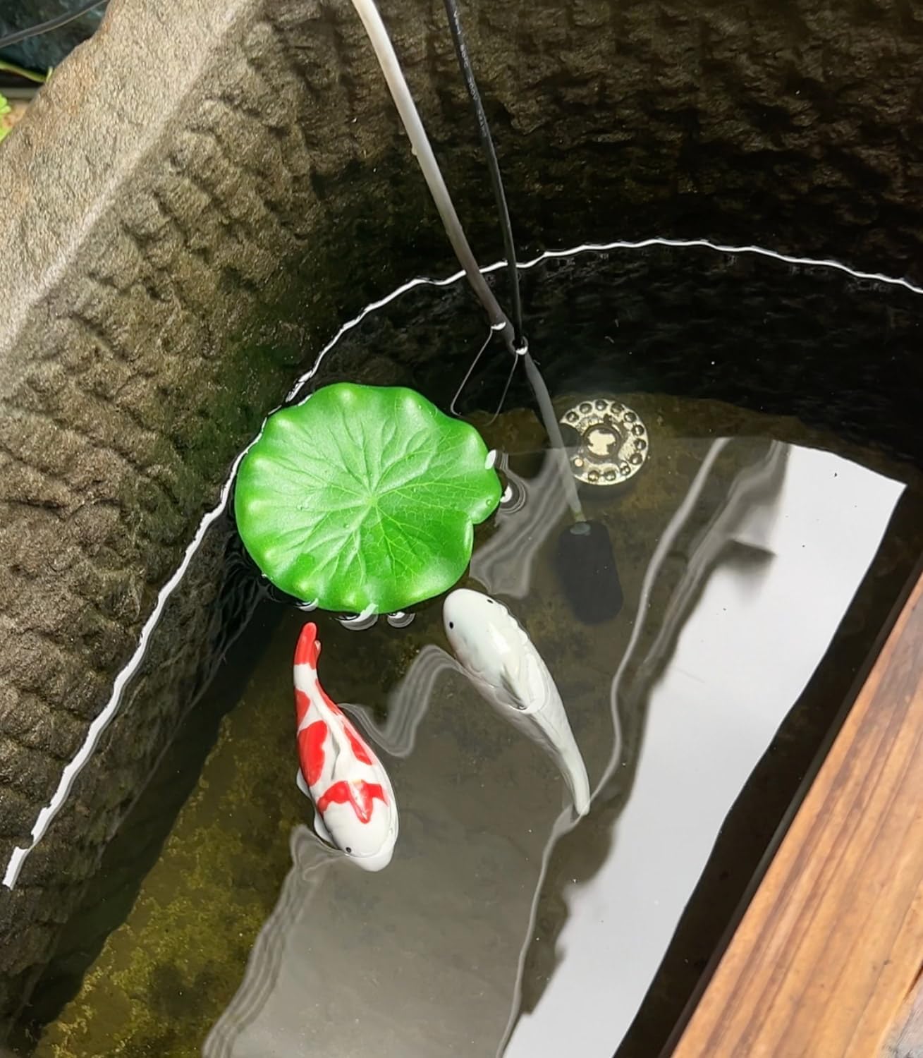 Ceramic Koi Fish Pond Decor 2Pcs Fake Fish Floating Aquarium Decor Floating Koi Fish Decor Fake Swimming Fish for Birdbath Pond Fountain Fake Aquarium Decor Tea Pet