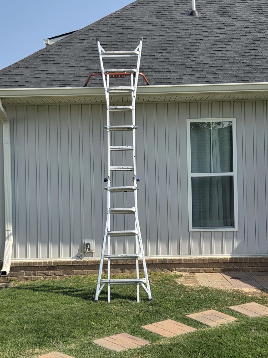 Ladder Stabilizer with Tool Tray & Hook - Heavy Duty Roof Gutter Guard, Universal Ladder Stabilizer for Gutters/Windows, Safe Stabilizer for All Ladder Types