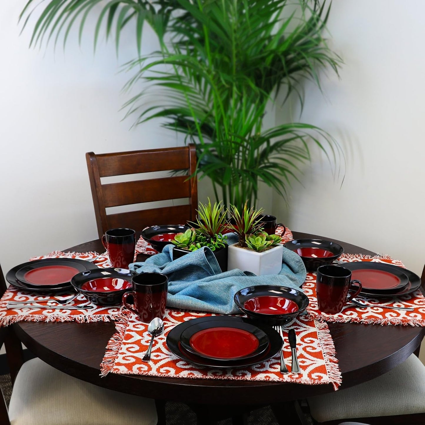 Elama’s Tanizia 16 Piece High Gloss Dinnerware Set