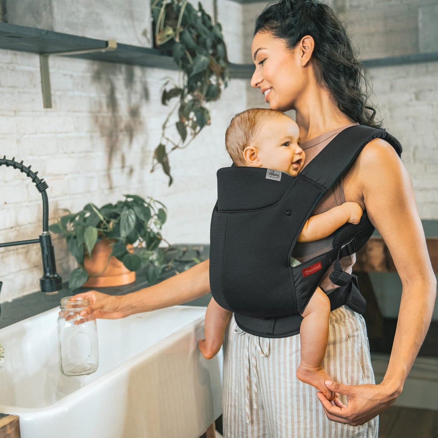 Chicco SnugSupport 4-in-1 Infant Carrier, Front and Back Carry Positions, Infant Backpack, Baby Carrier Newborn to Toddler, for Infants 7.5-33 lbs., Black/Black