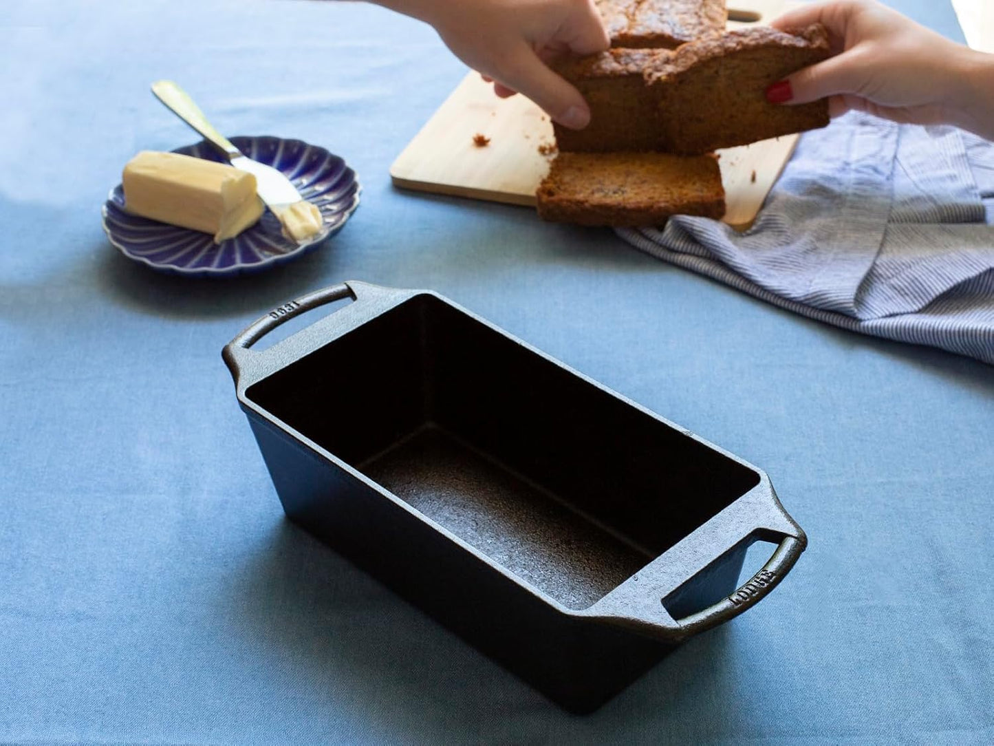 Lodge Seasoned Cast Iron Loaf Pan - Pre-Seasoned Rectangular Cast Iron Bakeware- Even Browning Bread Pan with Easy-Release Finish - PFAS-Free Non-Toxic Cookware - 8.5 Inches
