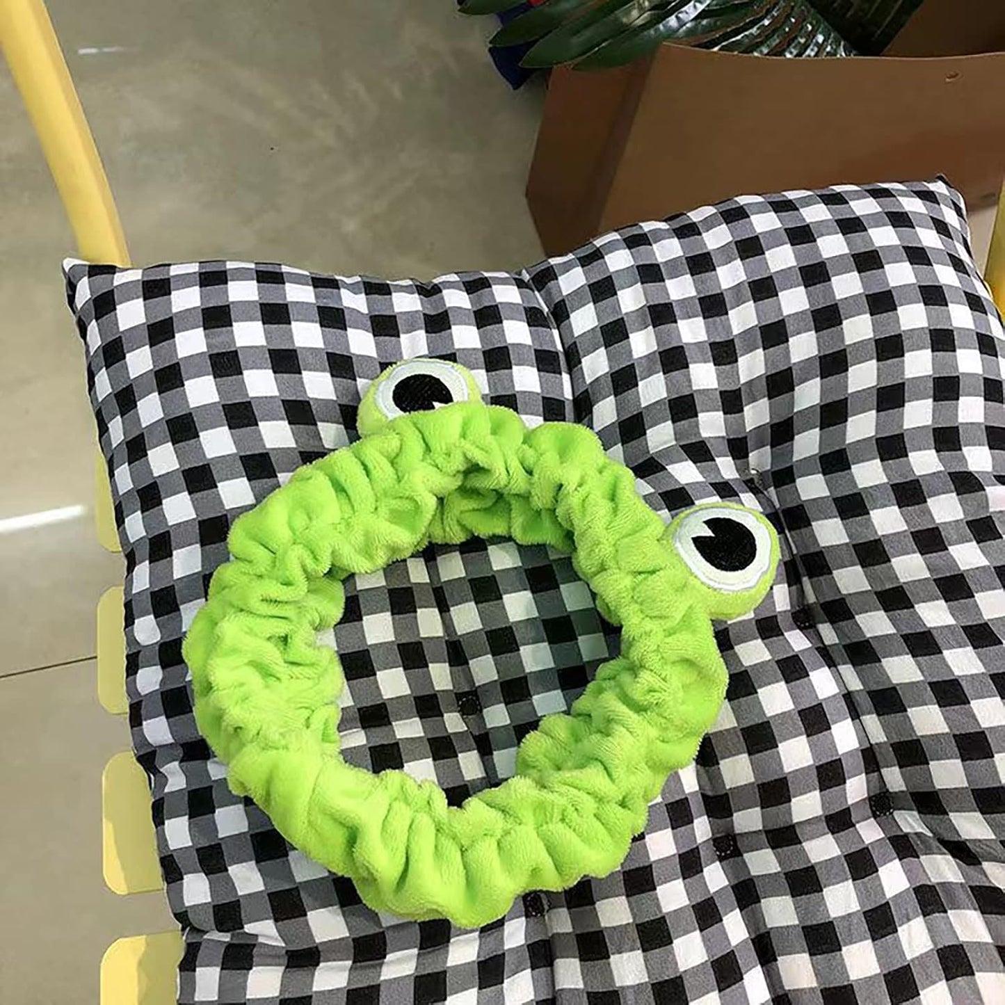 Jowmoy Green Frog Eye Elastic Headband - Versatile for Spa, Skincare, Makeup, Face Wash, Fun Gift for Women (1 Pack)