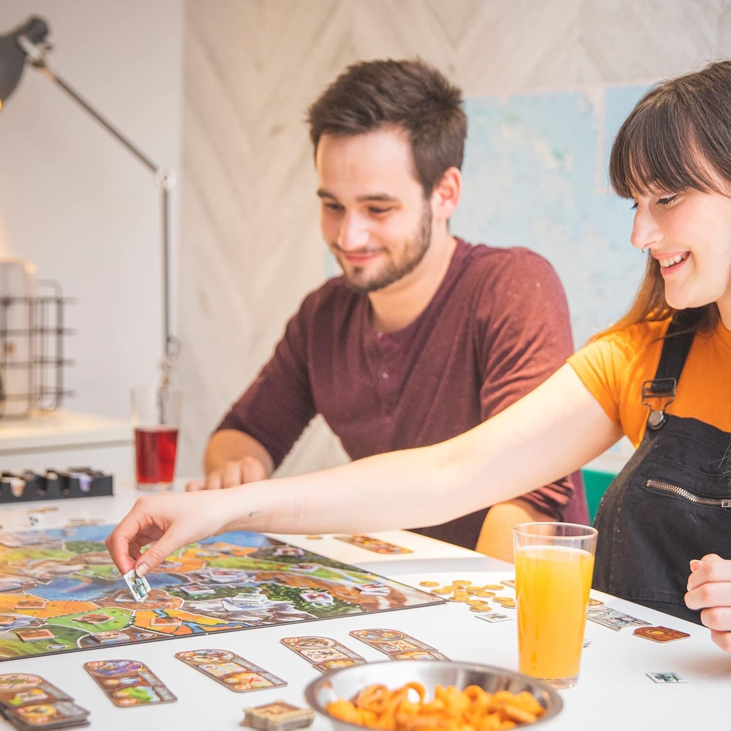 Asmodee Small World Board Game - Fantasy Area Control & Strategy Game with Magical Creatures, Special Powers, Family Game for Kids & Adults, Ages 8+, 2-5 Players, 40-80 Min Playtime