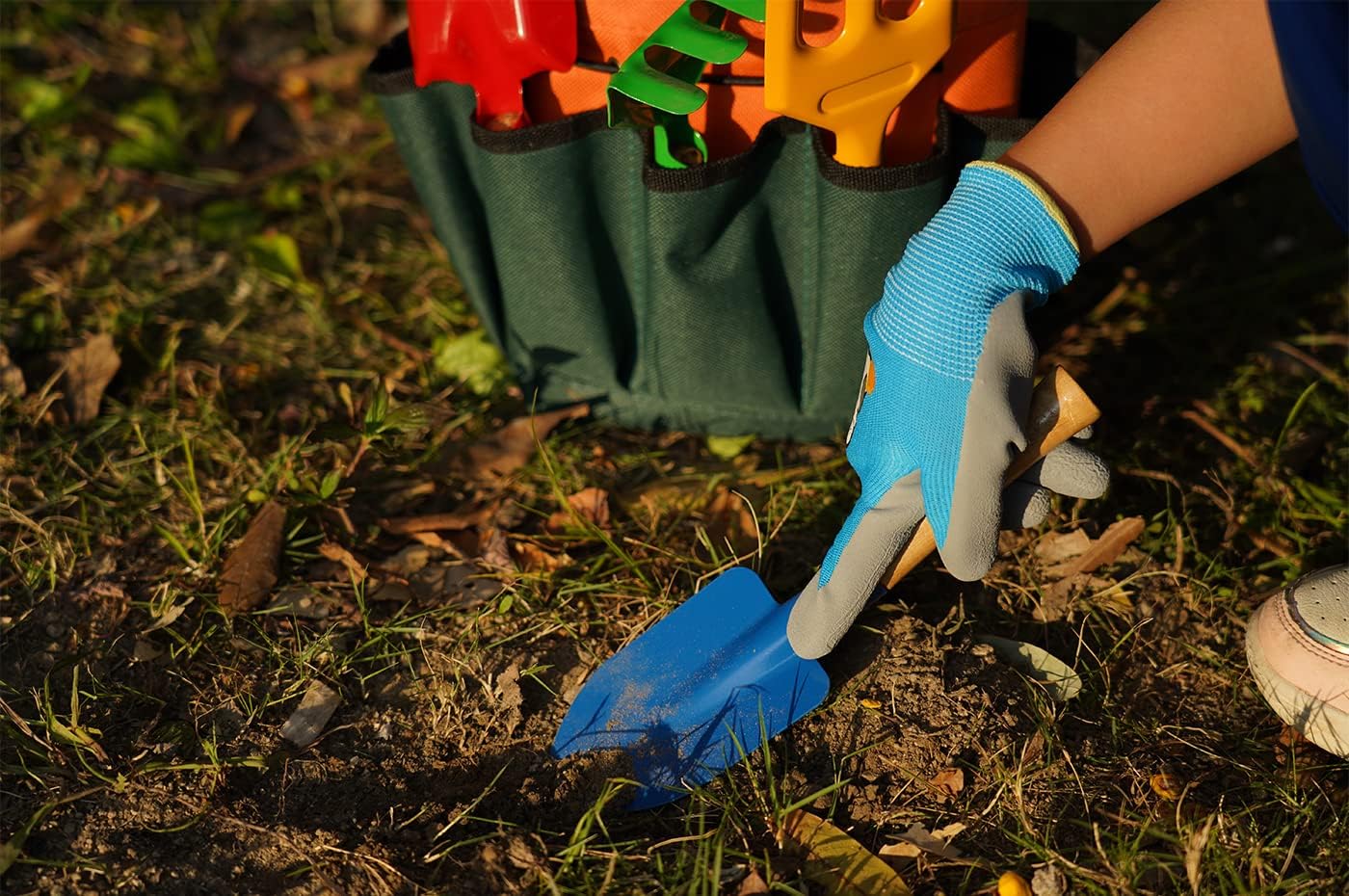 Kidz Gardening Tool Set – Gardening Tools Kit Includes Shovel, Rake, Fork Trowel, Children'z Garden Kit with Sun Hat, Apron, Gloves, Tote Bag, Sprayer and Bucket, Outdoor Play Toyz Gift for Kidz
