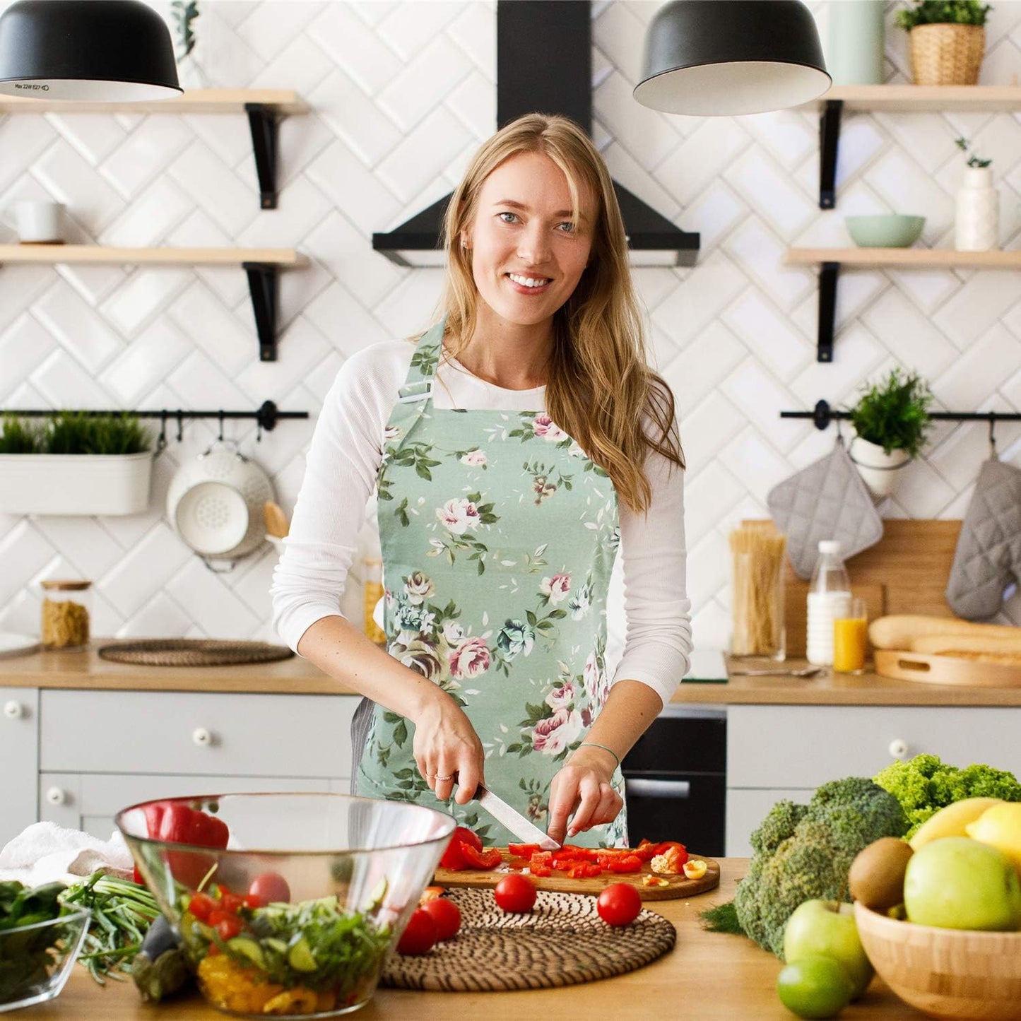 Floral Aprons for Women, 2 Pack Kitchen Aprons with Pockets for Cooking Baking, Gardening Apron Gifts for Gardeners, Birthday Mothers Day Apron Gift for Mom Wife Sister Daughter Grandma