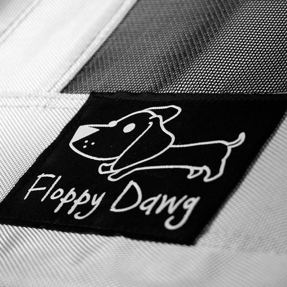 Floppy Dawg Just Chillin' Elevated Dog Beded. 탈착식 캐노피 그늘이 있는 시원한 침대. 실내 또는 실외 애완동물 사용. 가볍고 휴대가 간편합니다. 돌출된 통기성 메시 원단으로 멋지게 꾸며져 있습니다.