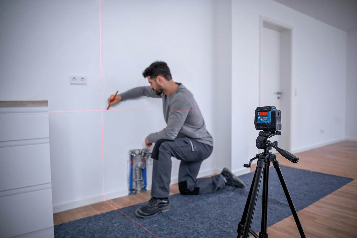 BOSCH GLL50-20 50 Ft Self-Leveling Cross-Line Laser, Includes Integrated Magnetic Mount & 2 AA Batteries