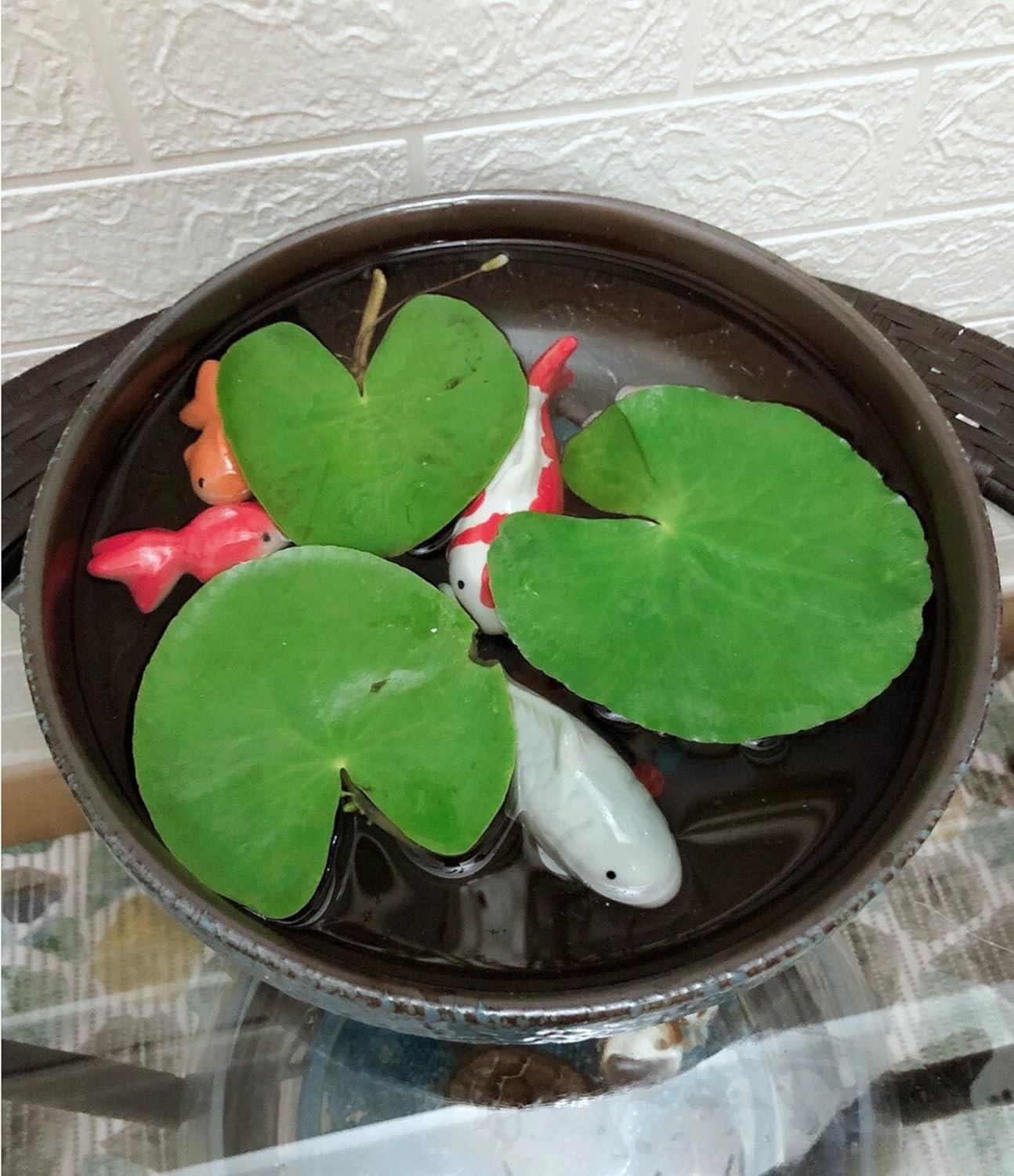 Ceramic Koi Fish Pond Decor 2Pcs Fake Fish Floating Aquarium Decor Floating Koi Fish Decor Fake Swimming Fish for Birdbath Pond Fountain Fake Aquarium Decor Tea Pet