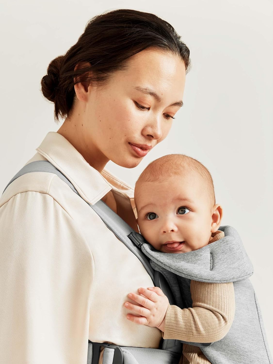 BabyBjörn Baby Carrier Mini, Light Gray, 3D Jersey | Infant Carrier (7-25 lbs), Ergonomic, Easy-to-Use