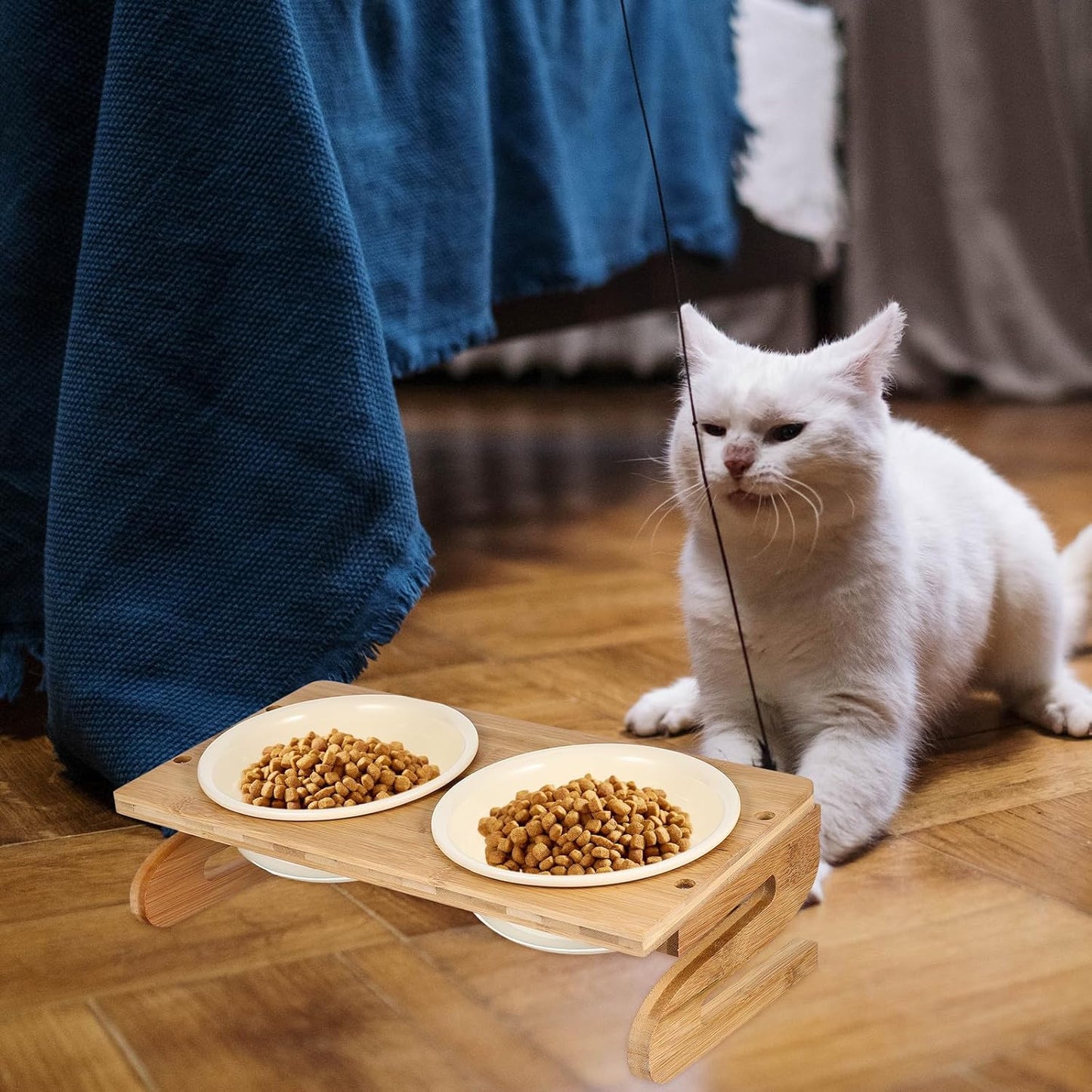 Milisten Ceramic Cat Bowls with Elevated Stand, 15cm Diameter 600ml Capacity, Anti-Slip Raised Pet Feeding Dish for Household Cats and Small Dogs
