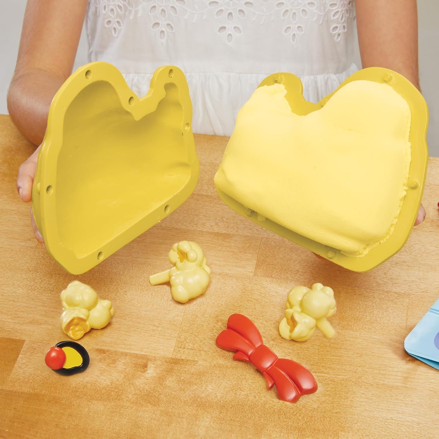 Little Tikes Creative Chefs Bluey Duck Cake Kit with 15 Accessories, Pretend Play Cooking Set, for Boys and Girls Ages 3+ Years