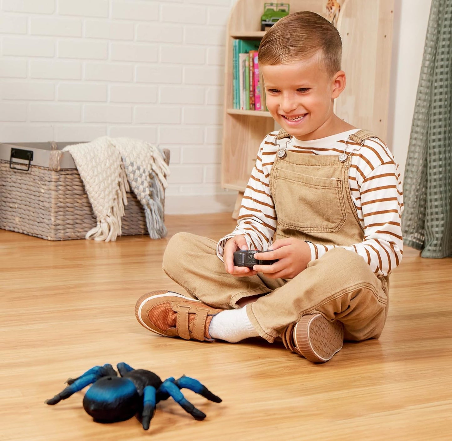 Terra by Battat – Remote Control Tarantula for Kids with LED Eyes – Realistic Spider Toy with Moving Legs, Fast Speed & 360° Spin – Blue RC Animal for Boys & Girls 6+ Years