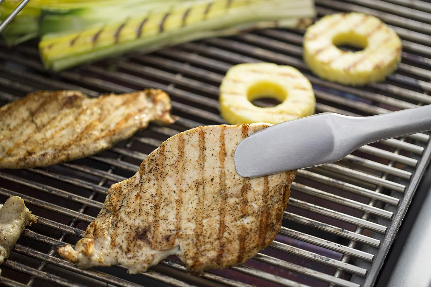 Weber Stainless Steel Style 2‑Piece Barbecue Tool Set – Spatula & Hands‑Free Locking Tongs with Textured Easy‑Grip Handles, BBQ Grilling