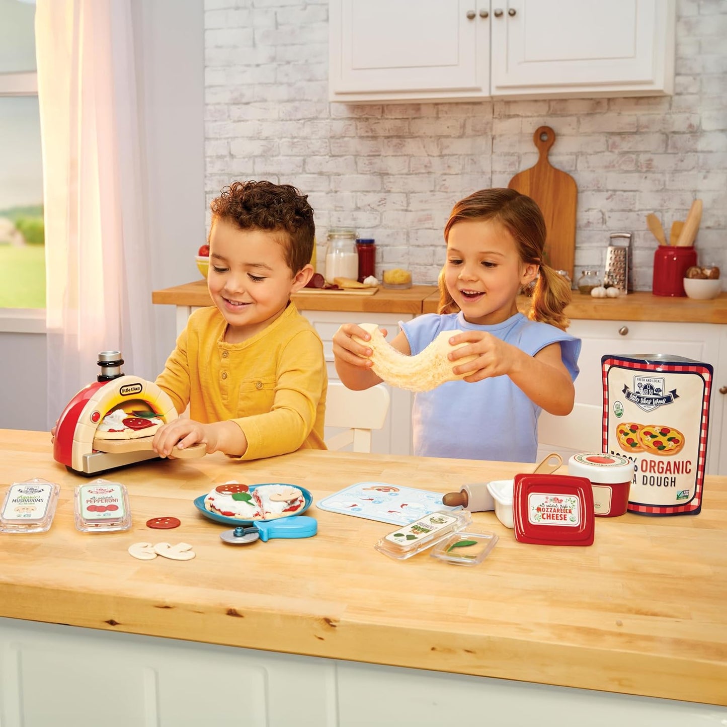 Little Tikes Creative Chefs Pizza Kit with Special Make-It Mix Play Sand, 18+ Accessories, Realistic Pretend Play Chef, Boys, Girls, Ages 3+