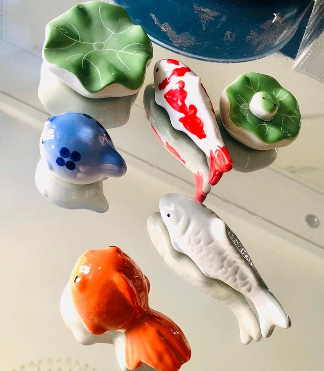Ceramic Koi Fish Pond Decor 2Pcs Fake Fish Floating Aquarium Decor Floating Koi Fish Decor Fake Swimming Fish for Birdbath Pond Fountain Fake Aquarium Decor Tea Pet
