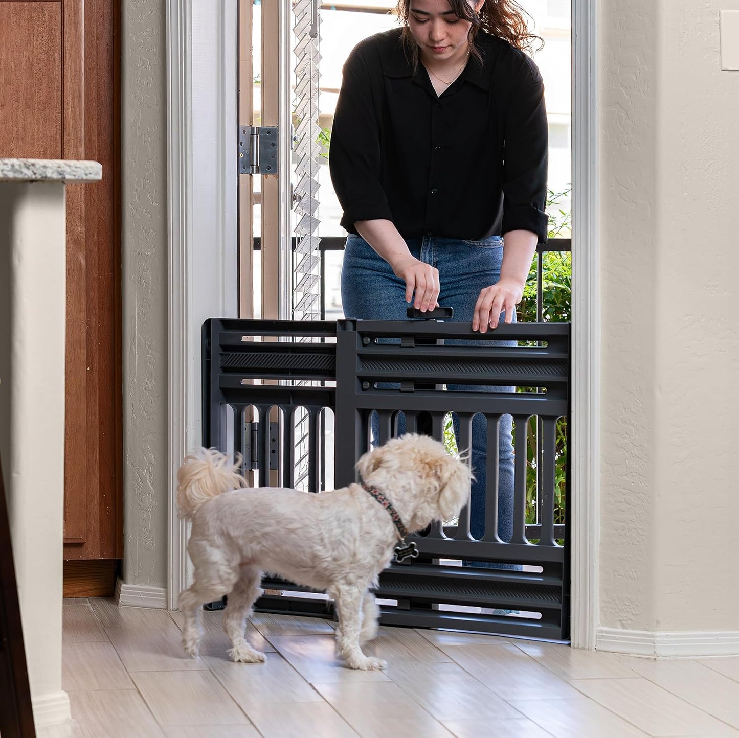 IRIS USA 24"-39" Dog Gate, Adjustable Indoor Pet Barrier, Pet Gate for Puppy, Small Dog, Cat, Easy Twist-to-Lock for Doorways & Stairs, Portable, Expandable, 25" Tall, Gray