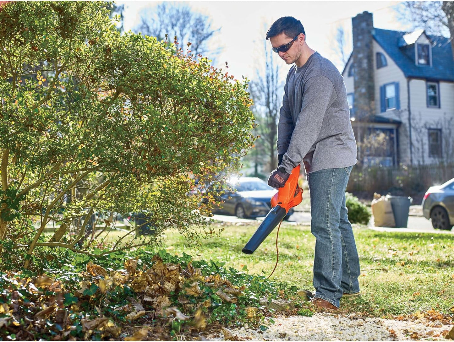 BLACK+DECKER Electric Leaf Blower, Handheld Blowers for Lawn Care, Lightweight, 180 MPH 180 CFM, 7-Amp, Corded (LB700)