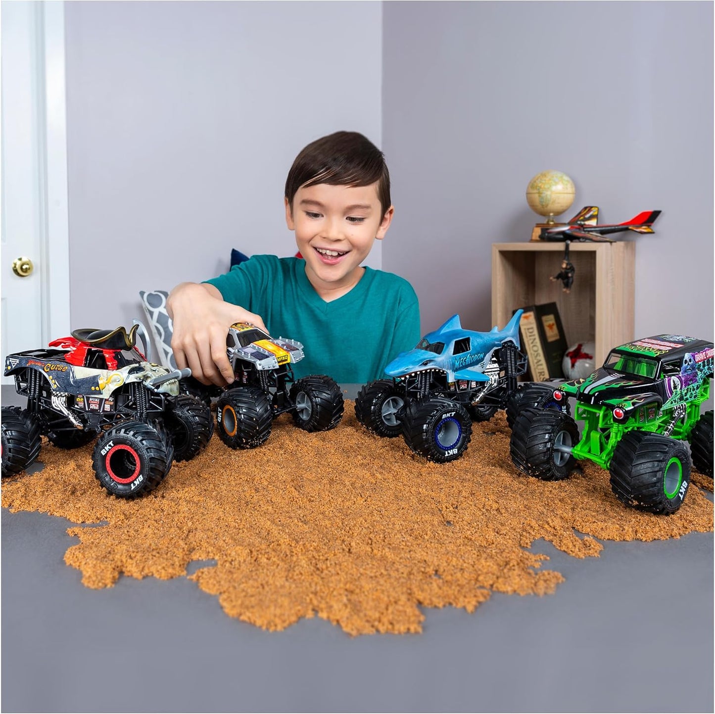 Monster Jam Official Monster Truck - El Toro Loco 1:24 Scale Die-Cast Vehicle - Chrome Rims and Tires For All Playsets - Collectible For Fans & Parties
